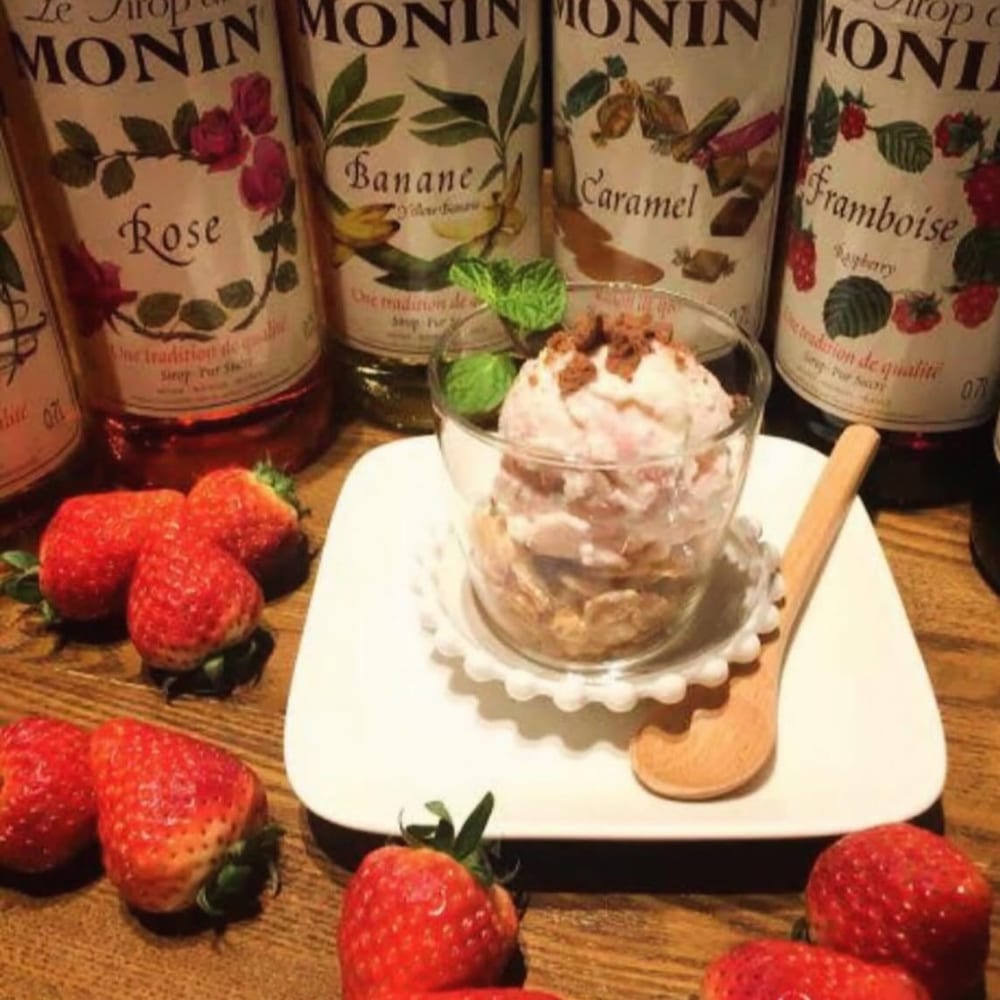 いちごを添えたミニパフェ