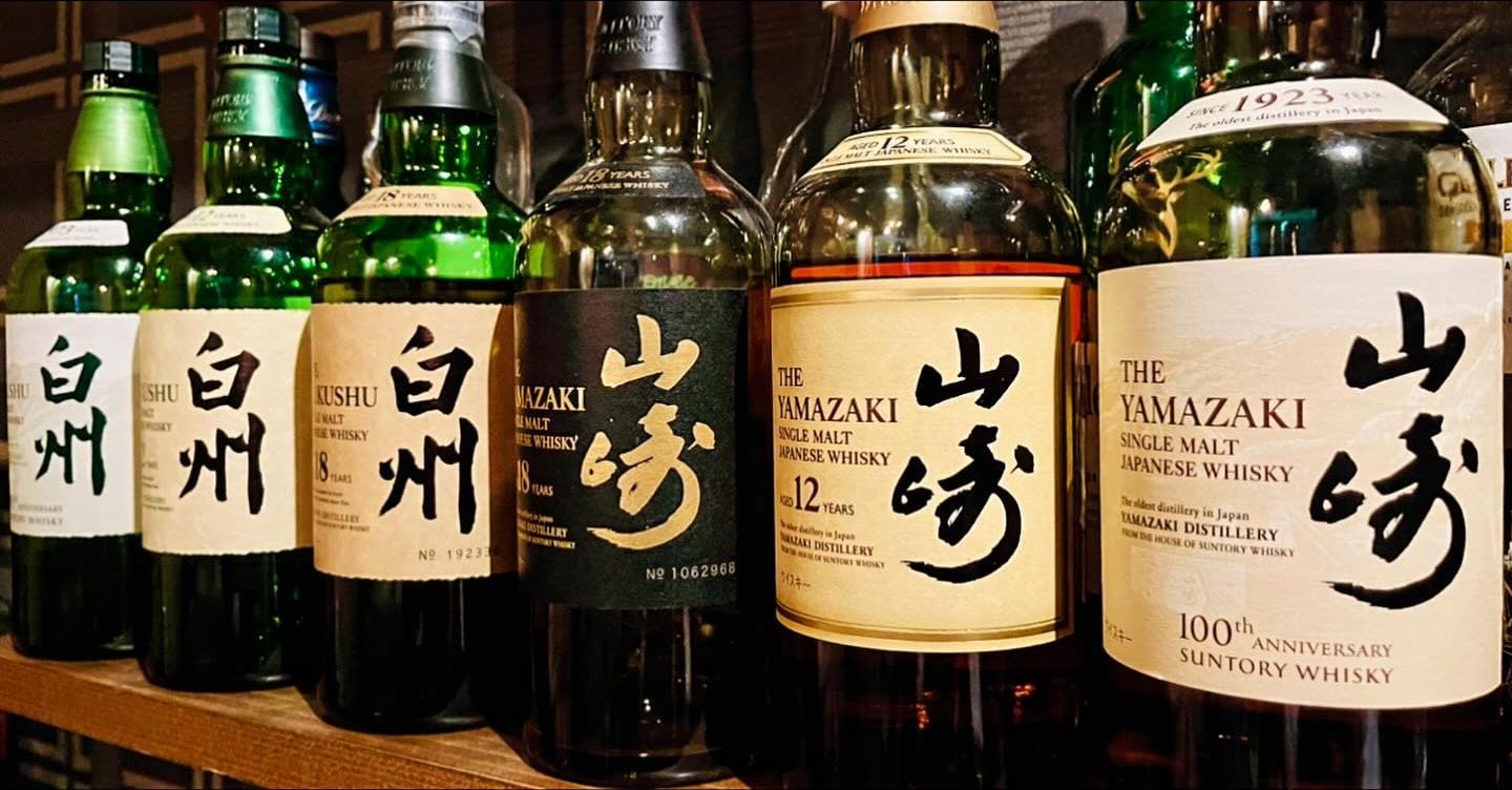 白州と山崎のボトルが並ぶ棚